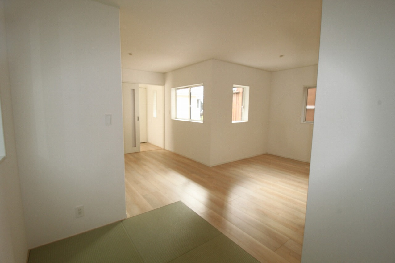 クレイドルガーデン　高知市薊野南町第1　1号棟の居間・リビング|ＬＤＫ　18.3帖　畳コーナー　3.0帖