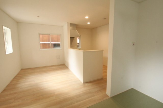 クレイドルガーデン　高知市薊野南町第1　1号棟の居間・リビング|ＬＤＫ　18.3帖　畳コーナー　3.0帖