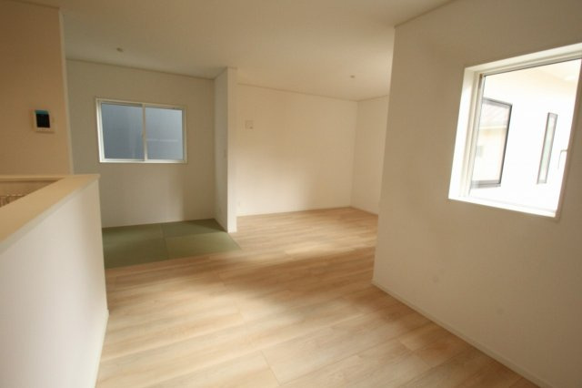 クレイドルガーデン　高知市薊野南町第1　1号棟の居間・リビング|ＬＤＫ　18.3帖　畳コーナー　3.0帖