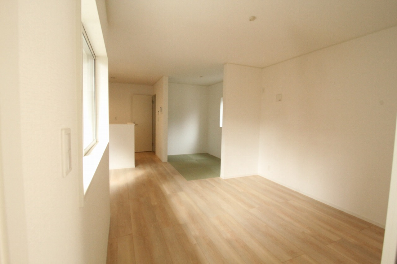 クレイドルガーデン　高知市薊野南町第1　1号棟の居間・リビング|ＬＤＫ　18.3帖　畳コーナー　3.0帖