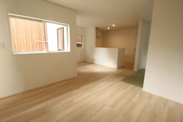 クレイドルガーデン　高知市薊野南町第1　1号棟の居間・リビング|ＬＤＫ　18.3帖　畳コーナー　3.0帖