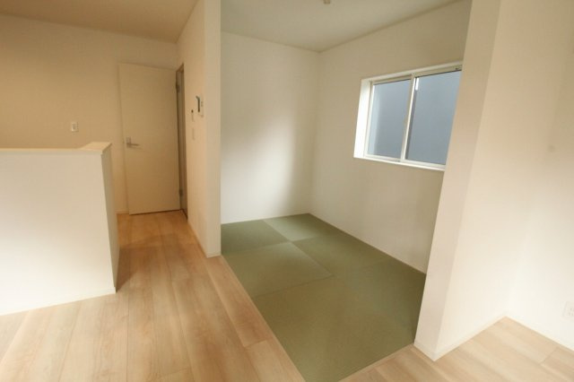 クレイドルガーデン　高知市薊野南町第1　1号棟の居間・リビング|ＬＤＫ　18.3帖　畳コーナー　3.0帖