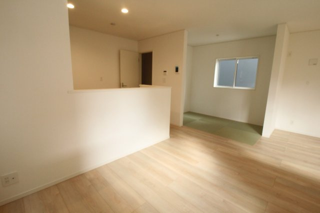 クレイドルガーデン　高知市薊野南町第1　1号棟の居間・リビング|ＬＤＫ　18.3帖　畳コーナー　3.0帖