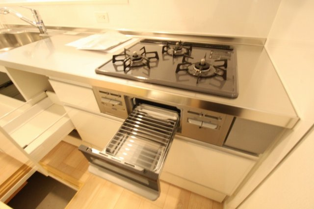 クレイドルガーデン　高知市薊野南町第1　1号棟のキッチン|3口コンロ　グリル