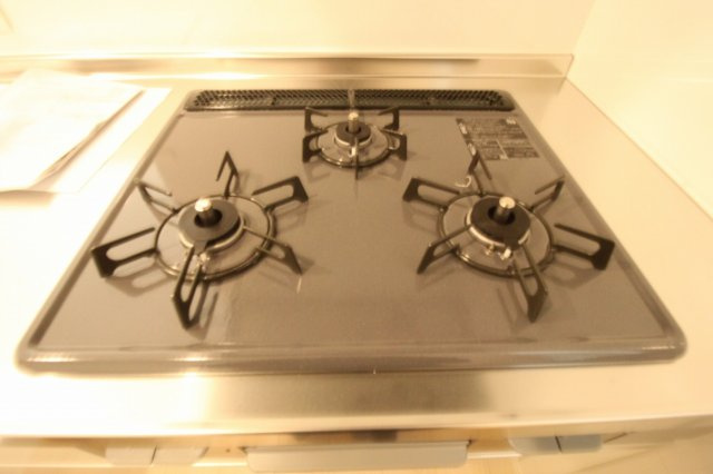 クレイドルガーデン　高知市薊野南町第1　1号棟のキッチン|3口コンロ