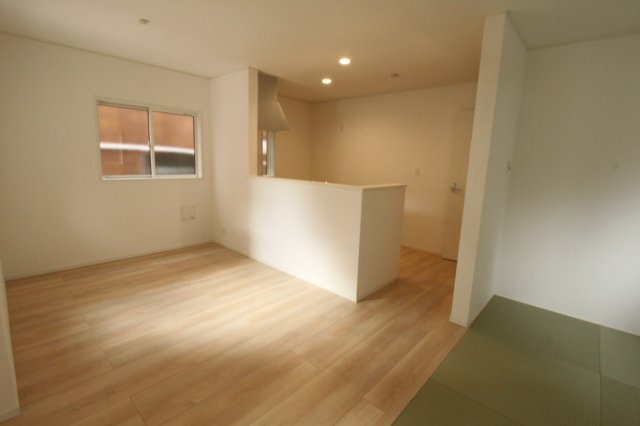 クレイドルガーデン　高知市薊野南町第1　1号棟の居間・リビング|ＬＤＫ　18.3帖　畳コーナー　3.0帖