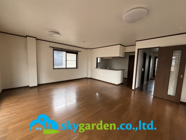 平塚市長持　中古戸建の居間・リビング