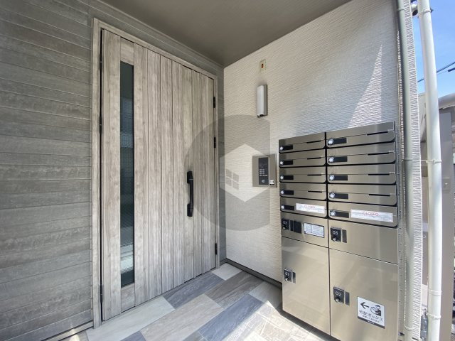 東大阪市長瀬町１丁目のアパートのエントランス