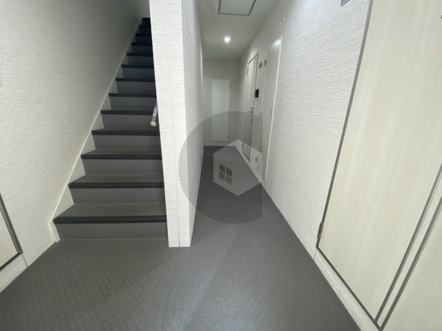 東大阪市長瀬町１丁目のアパートのロビー