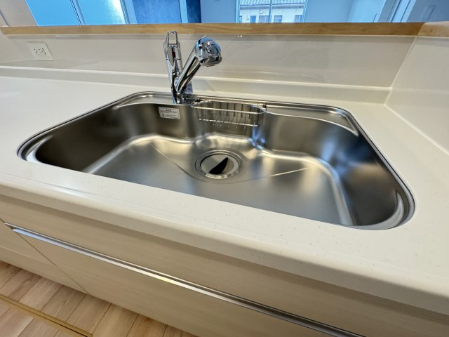 耐震+制震の家 沼隈町草深：住宅性能取得物件 1号棟の設備|■全面エンボス加工ステンレスシンク
■水はねの音や食器が当たる音を大幅に軽減
■浄水器内蔵水栓、浄水器ごとホースを引き出せます
