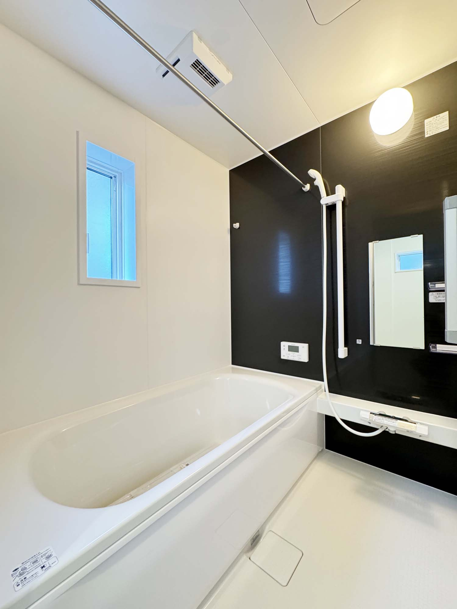 耐震+制震の家 沼隈町草深：住宅性能取得物件 1号棟の浴室|■バスルームを湿気から守り、洗濯物を乾かす事が出来ます
■浴室暖房でヒートショックの予防
■４時間たっても、湯温低下は約2.5℃ お湯が冷めにくい構造で、光熱費を節約できます