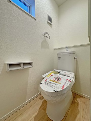 耐震+制震の家 沼隈町草深：住宅性能取得物件 1号棟のトイレ|■温水洗浄暖房便座
■1階、2階に設置
■奥までぐるーっとフチなしのお手入れカンタン仕様