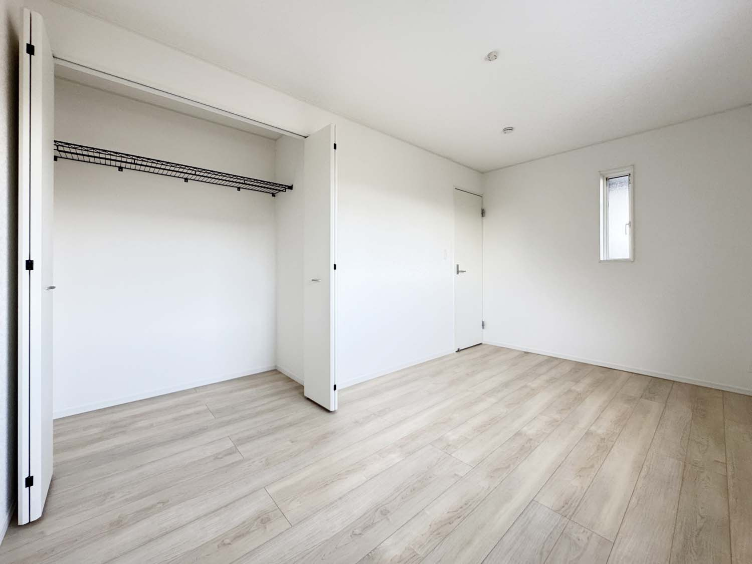 耐震+制震の家 沼隈町草深：住宅性能取得物件 1号棟の洋室|各居室に収納を備えました