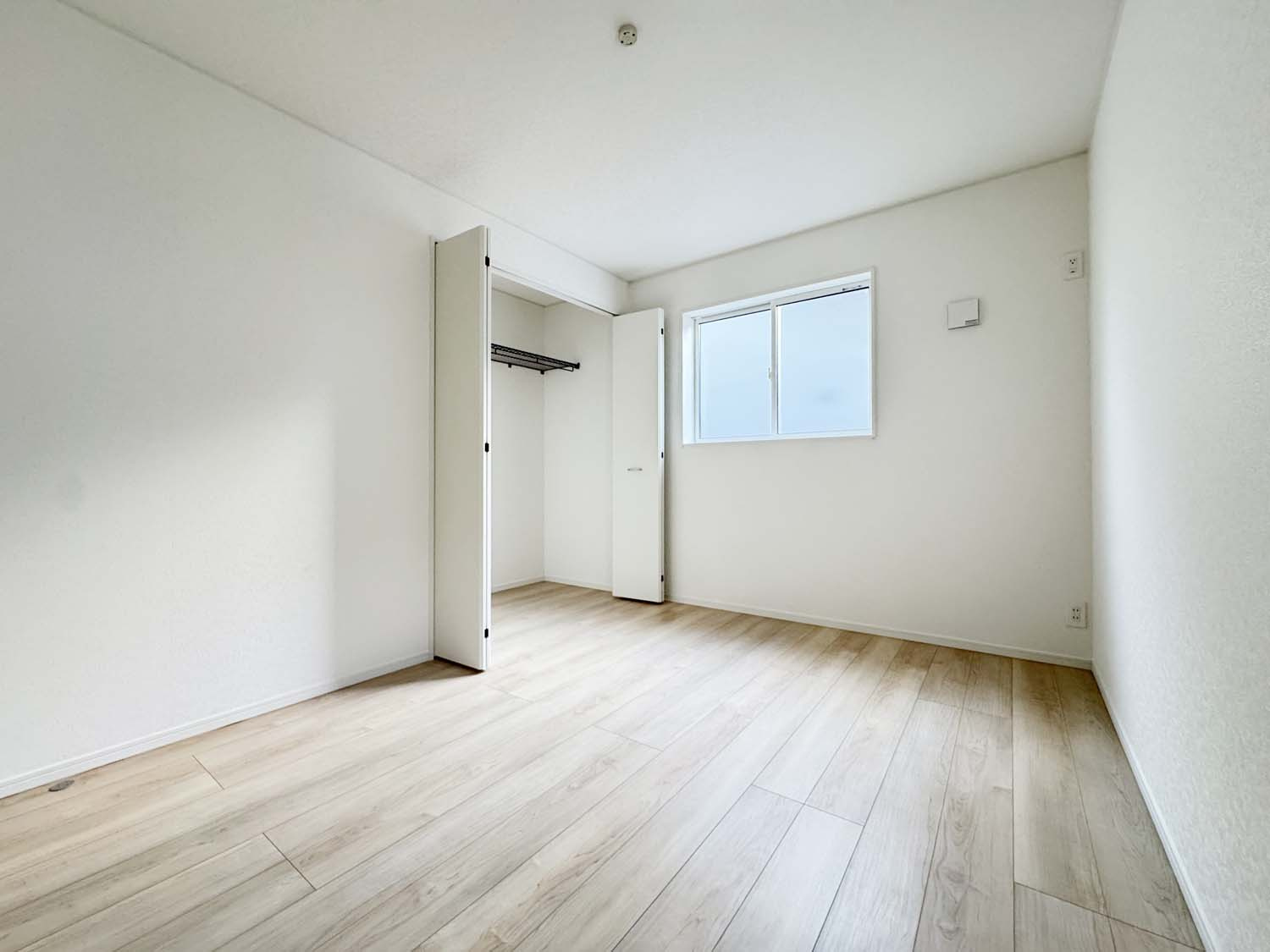 耐震+制震の家 沼隈町草深：住宅性能取得物件 1号棟の洋室|各居室に収納を備えました