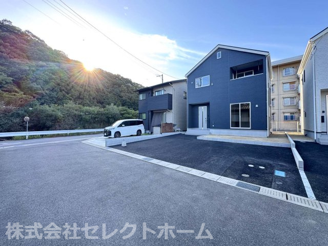 耐震+制震の家 沼隈町草深：住宅性能取得物件 1号棟の前面道路含む現地写真|★先着順販売受付開始！
耐震+制震の家 沼隈町草深：住宅性能取得物件 1号棟
◎住宅性能評価取得物件
◎価格への挑戦と性能にもこだわった家
◎福山市立想青学園徒歩10分
◎ニチエー沼南店徒歩6分