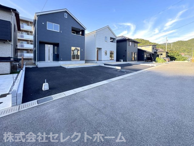 耐震+制震の家 沼隈町草深：住宅性能取得物件 1号棟の玄関|■TVモニター 夜間の訪問者の顔も確認できるLEDライトを装備
■カードキー　カードやシールを近づけるだけで開け閉め出来る機能
■雨風に強い軽量アルミニウム仕上 インターホン 照明 ポスト 表札セット