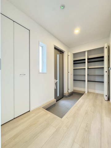 耐震+制震の家 沼隈町草深：住宅性能取得物件 1号棟の玄関|大容量のシューズボックス