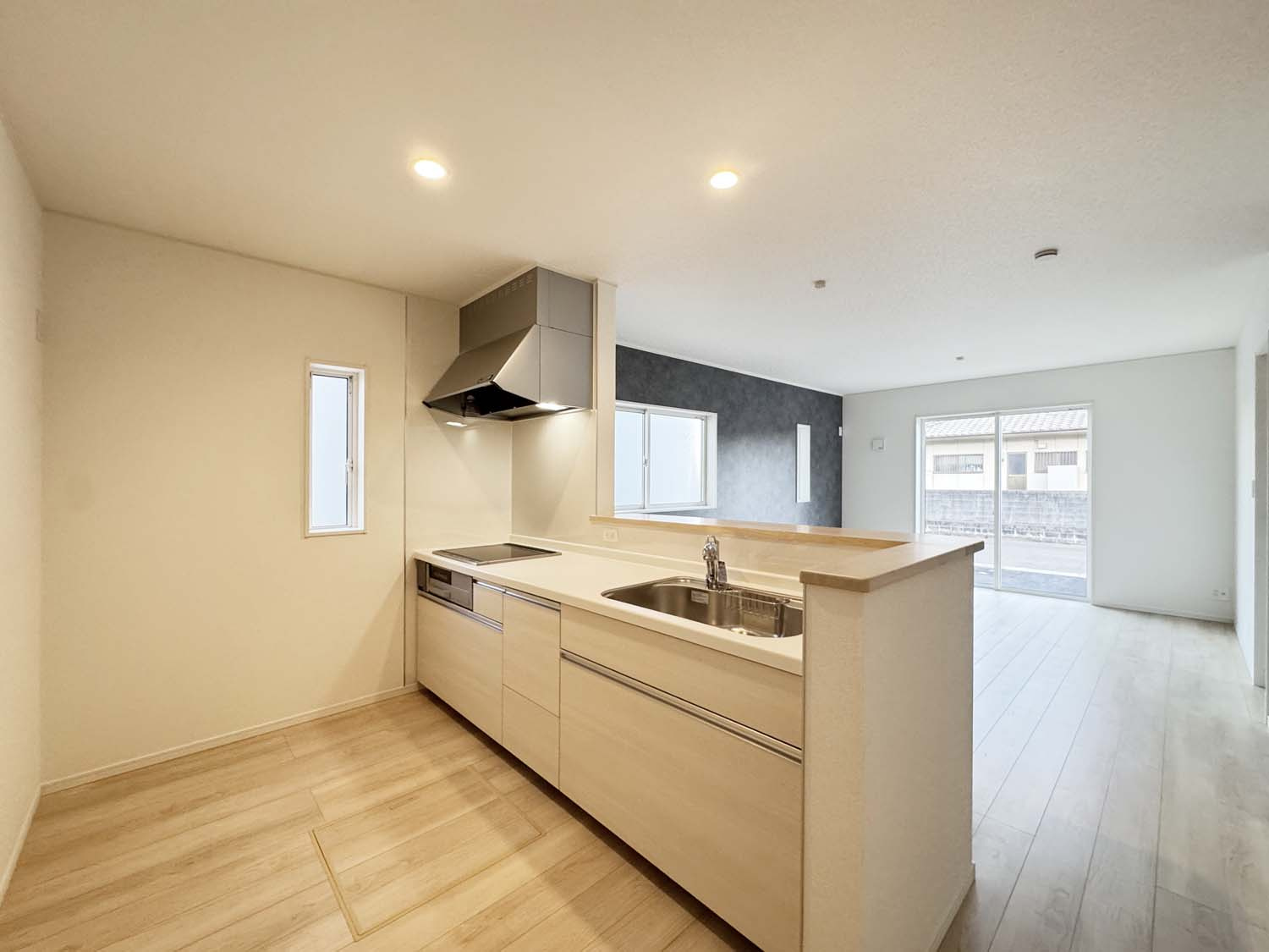 耐震+制震の家 沼隈町草深：住宅性能取得物件 1号棟のキッチン|対面式のシステムキッチン：リビングで遊んでいるお子様を見守りながら、時にはお喋りをしながら料理や後片付けができる人気の高いスタイルです