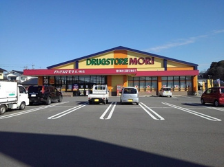 【周辺】 | プレミアム２６番館 | ドラッグストアモリ日ノ隈店まで873m