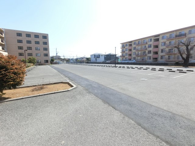 フェリス辰巳台の駐車場