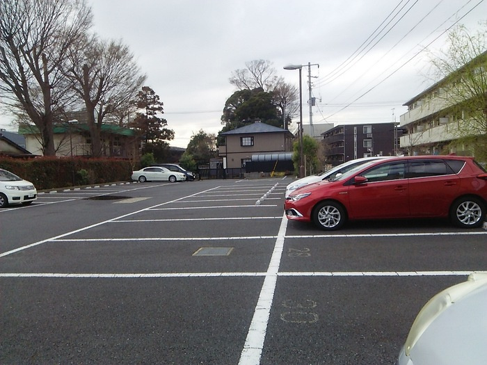 リビングダウン稲毛の社Bの駐車場