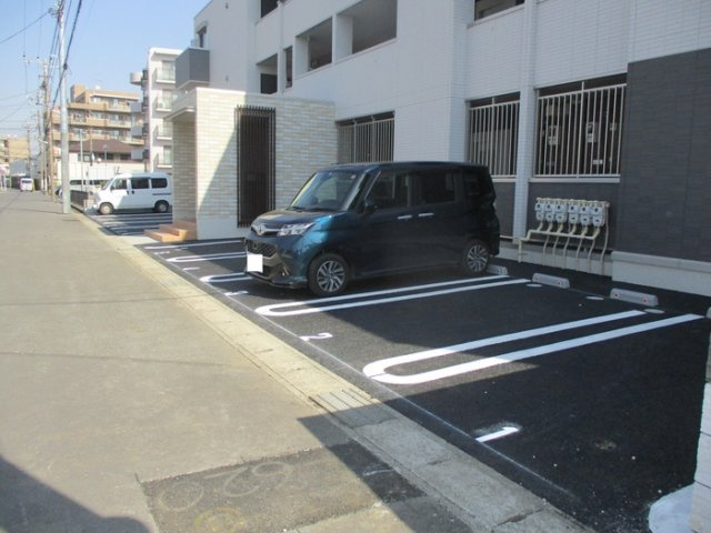 クレスト都賀の駐車場
