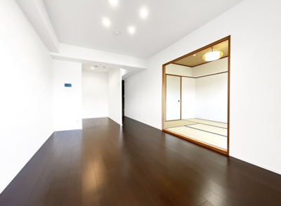 【居間・リビング】 | パデシオン宇治木幡 | LDK続きの和室扉を開放すれば、17帖以上の広々としたスペースに。ご家族の人数にあわせて広いLDKとして利用できますね。