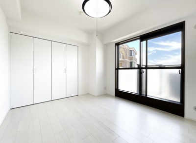 【洋室】 | パデシオン宇治木幡 | 【洋室約6帖】寝室にも掃き出し窓があり明るい室内です。角部屋なのでバルコニーが2ヶ所にあり、どのお部屋にもバルコニーがあるのです。