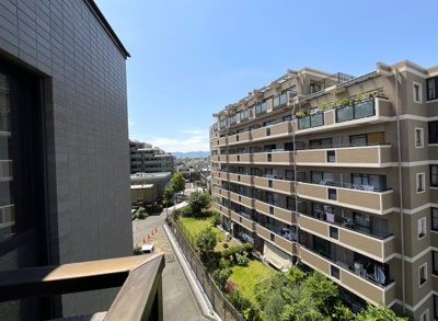 【展望】 | パデシオン宇治木幡 | 京都銀行や京都中央信用金庫も徒歩8分と便利ですね。生活するのには困りません。