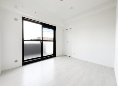 【洋室】 | パデシオン宇治木幡 | 【洋室約5帖】全室に収納が完備されていますので、片づけが出来てお部屋が広く使えます。