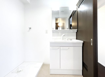 【独立洗面台】 | パデシオン宇治木幡 | 洗面化粧台は新調しています。三面鏡の裏側も収納となっていますので、小物がしっかり片づきます。シャンプーが出来るタイプの水栓です。