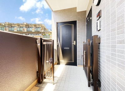 【玄関】 | パデシオン宇治木幡 | 門があるので、玄関ドアの前まで人が来る心配がありません。プライベートが保たれますね！