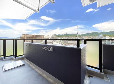 【バルコニー】 | パデシオン宇治木幡 | LDKと和室から出入りできるこちらのバルコニーは、東南側にありワイドなスペースです。洗濯物を干すのもストレスフリー。