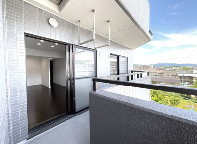 【バルコニー】 | パデシオン宇治木幡 | 車で10分以内にショッピングセンター『MOMOテラス』や『イズミヤ六地蔵』があり便利ですね。