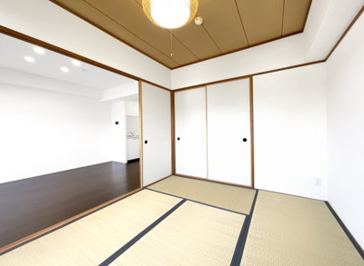 【和室】 | パデシオン宇治木幡 | 【和室6帖】こちらの和室からもバルコニーに出られます。畳は表替えをしていますので気持ちよく寝転がれます。お子様のお昼寝やおむつ替えの時に和室があれば便利ですね。