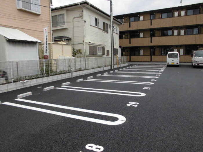メゾンエミールドゥの駐車場