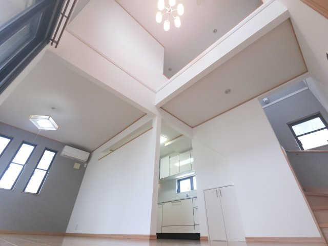 宮野木町貸戸建の居間・リビング