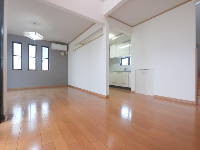 宮野木町貸戸建の居間・リビング