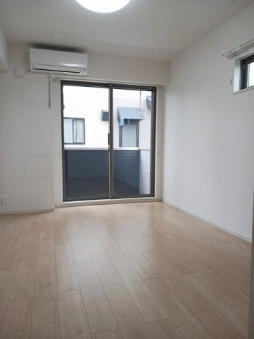 サンライズ中瀬の洋室|明るい色調の室内です