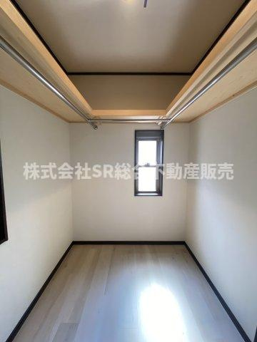 古箕輪1丁目中古戸建の収納|お洋服をたくさん収納できるウォークインクローゼット♪
