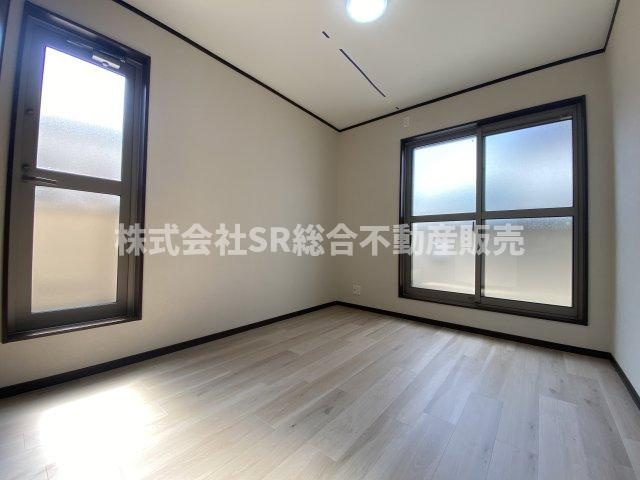 古箕輪1丁目中古戸建の寝室|2F西側洋室5.25帖。2面採光の明るいお部屋です！寝室にいかがでしょうか