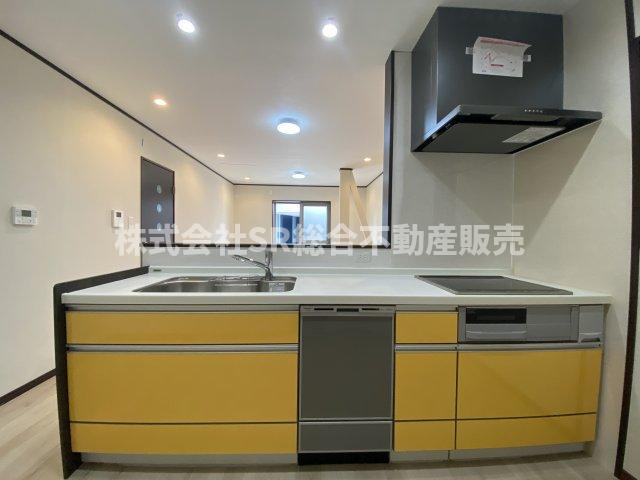 古箕輪1丁目中古戸建のキッチン|イエローのオシャレなカウンターキッチン♪ご家族の様子を見ながらお料理できます！