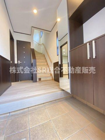 古箕輪1丁目中古戸建の玄関|玄関にはシューズボックスもございます！高級感のある玄関です。