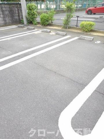 シャン・ミリューⅡＣの駐車場