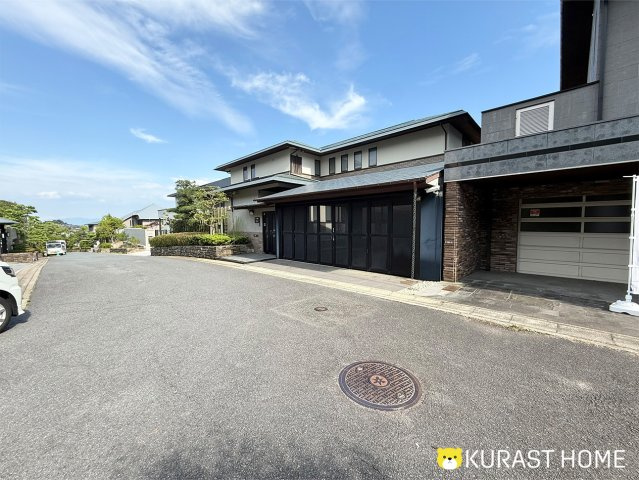 京都市西京区御陵大枝山町2丁目　中古戸建の前面道路含む現地写真