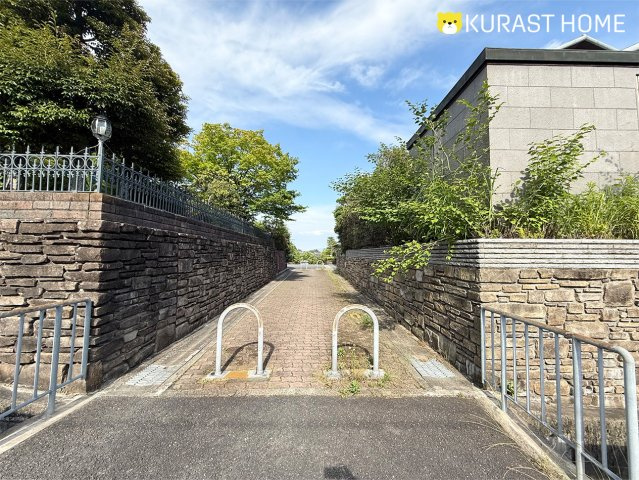 京都市西京区御陵大枝山町2丁目　中古戸建の前面道路含む現地写真