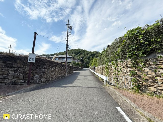 京都市西京区御陵大枝山町2丁目　中古戸建の前面道路含む現地写真