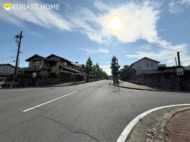 京都市西京区御陵大枝山町2丁目　中古戸建の前面道路含む現地写真