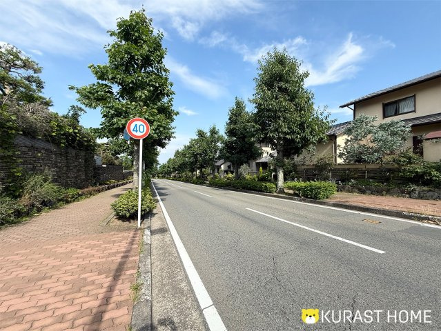 京都市西京区御陵大枝山町2丁目　中古戸建の前面道路含む現地写真