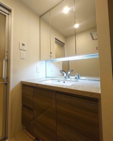 オープンレジデンシア八幡山ステーションサイドの独立洗面台|収納が多い三面鏡付き洗面台です。